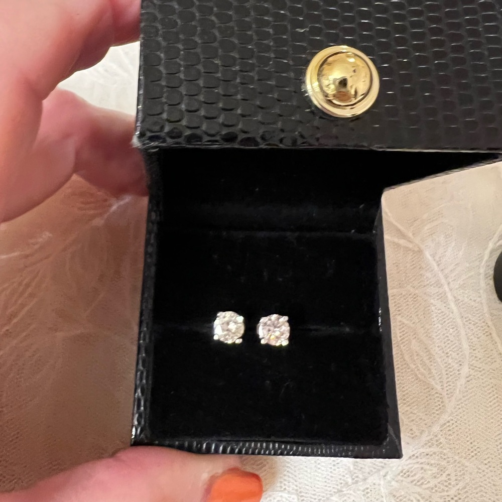 ❤️Beautiful 1 carat total weight.  14 kt white gold.